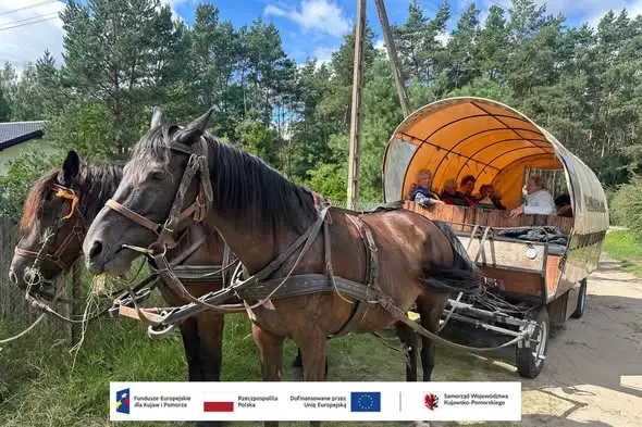 Letnia wycieczka bryczkami po gminie – ostatnie dni wakacji pełne przygód