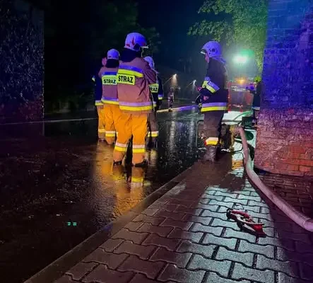 Nocna akcja strażaków w Sierakowie – wypompowywanie wody po zalaniu ulicy