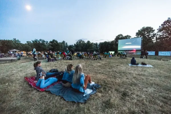 Weekend z filmami: „Ekipa zwierzaków” i „Koniec ulicy Dębowej” na naszym ekranie