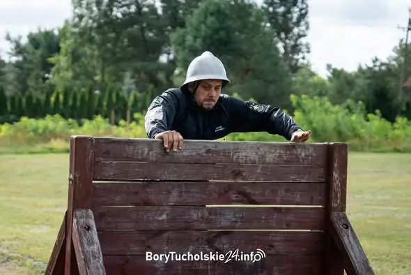 Gminne zawody strażackie w Śliwicach: rywalizacja w sztafecie i bojówce, nie zabrakło kąpieli w basenie