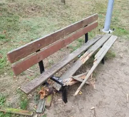 Zniszczona ławka w gminie Śliwice. Urząd apeluje o pomoc w ustaleniu sprawcy