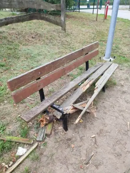 Zniszczona ławka w gminie Śliwice. Urząd apeluje o pomoc w ustaleniu sprawcy