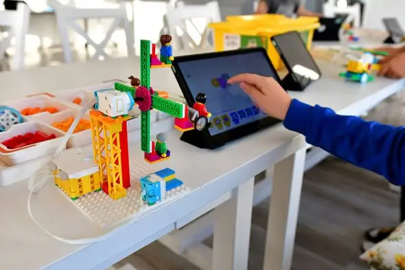 Kreatywne Algorytmy po raz drugi: roboty i programowanie w B-CKiP