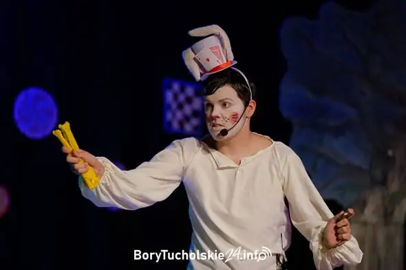 Teatr Asteri zachwycił publiczność „Alicją w Krainie Czarów” w Cekcynie
