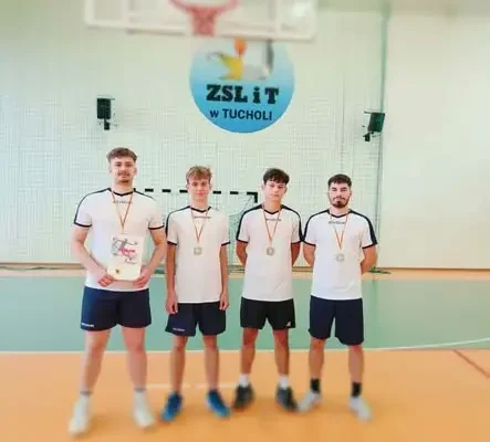 Historyczny debiut koszykówki 3×3 w rozgrywkach międzyszkolnych – ZSLiT Tuchola gospodarzem