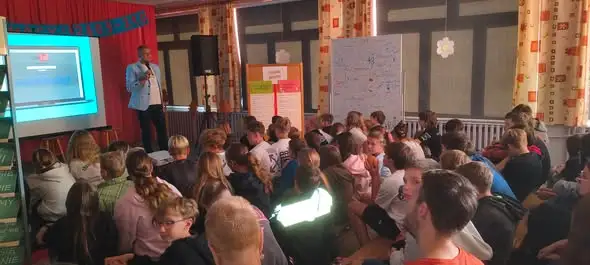 Profesor Jakub Andrzejczak o cyfrowym życiu uczniów – spotkanie w szkole