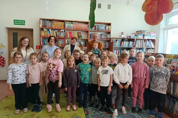 Gostycyn: lekarz pediatra czytał dzieciom w bibliotece