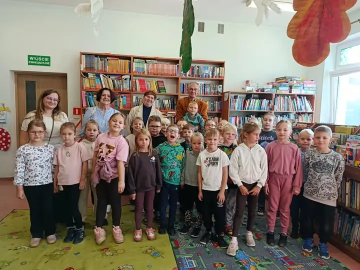 Gostycyn: lekarz pediatra czytał dzieciom w bibliotece