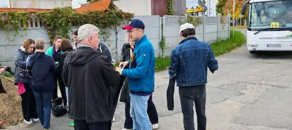 Wielkie sprzątanie lasu w Rudzkim Moście. Wśród śmieci znalazła się opona