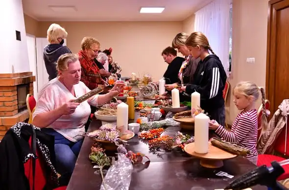 Jesienne warsztaty florystyczne w Cierplewie – kultura łączy pokolenia