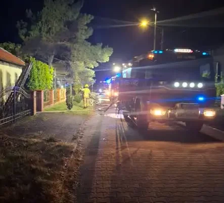 Pożar budynku gospodarczego w Śliwicach – akcja strażaków w środku nocy
