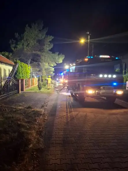 Pożar budynku gospodarczego w Śliwicach – akcja strażaków w środku nocy