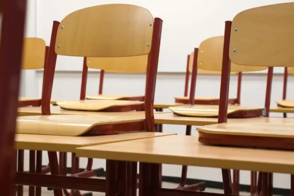 Spotkanie w starostwie tucholskim: omówiono bezpieczeństwo w szkołach po atakach w Polsce